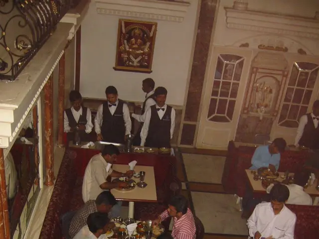 Strategies for Enjoying Solo Meals While Exploring as a Lone Traveller