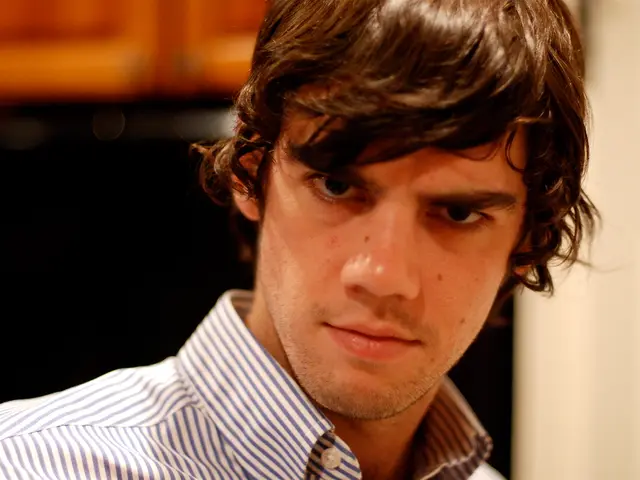 Differences in the distinct attributes of objects influences visual focus during examination of...